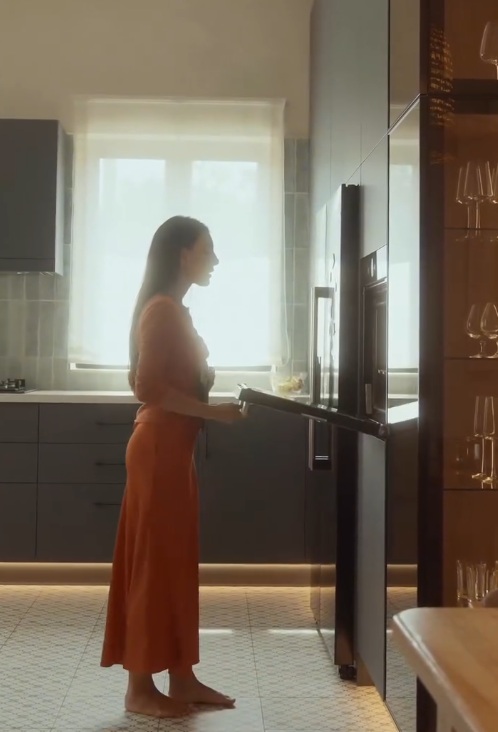 Cum arată casa decorată în stil Wabi Sabi, cu pereți de argilă, în care s-a mutat Sasha Lopez: „Am vrut ceva care să ne amintească de strămoși”