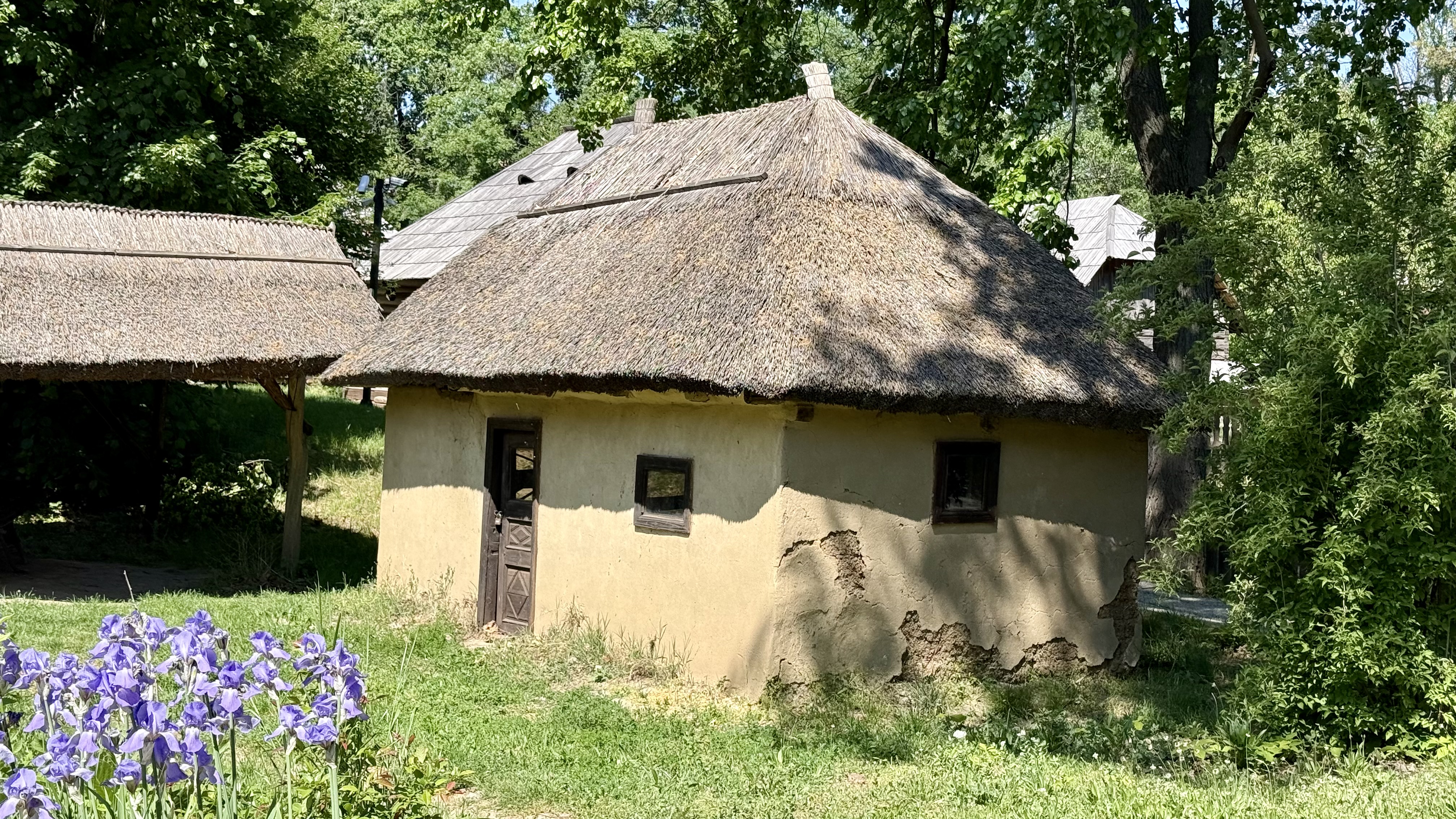 Patru meșteri din Maramureș refac, ca acum un secol, o casă din inima Bucureștiului: „Asta-i istoria! Facem totul manual, ca pe vremuri”