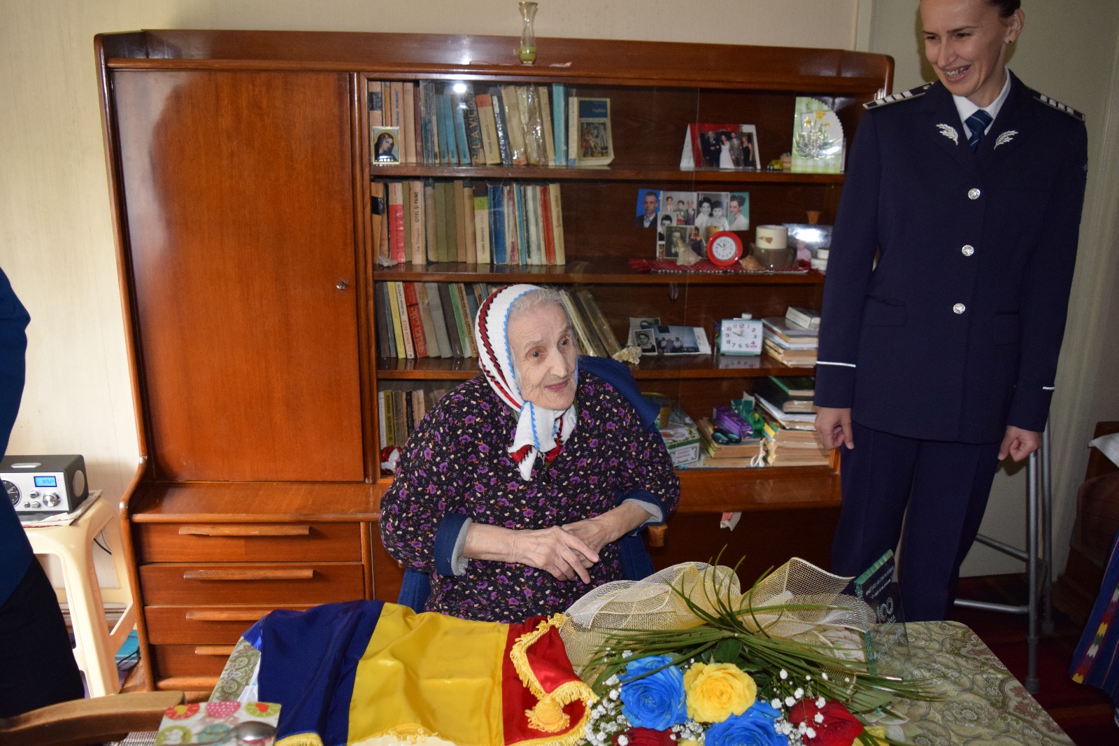 Două braşovence care au împlinit 100 de ani s-au trezit cu poliţia, pompierii şi jandarmii la uşă. Aceştia le-au adus flori şi un tricolor/ FOTO