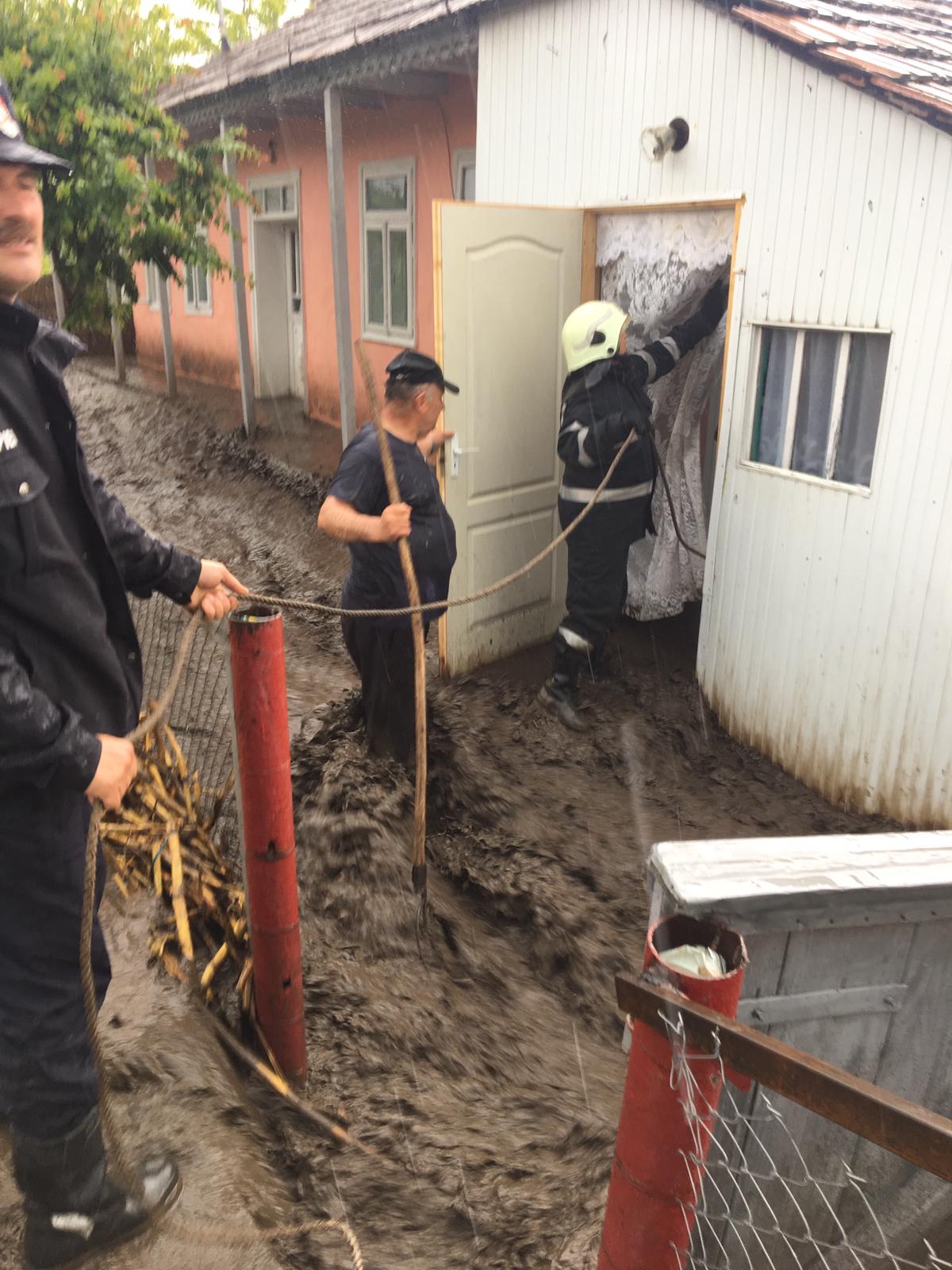 Inundații în Botoșani după ploile torențiale. Mai multe case și gospodării, invadate de ape / FOTO&VIDEO