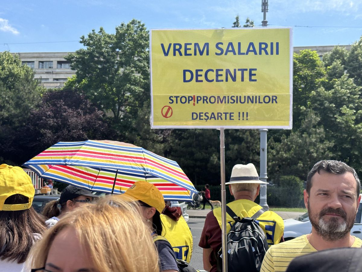 Protest al profesorilor, în a treia săptămână de grevă. Manifestanții au scandat în fața Palatului Cotroceni: „Demisia!”, „Nu cedăm!”