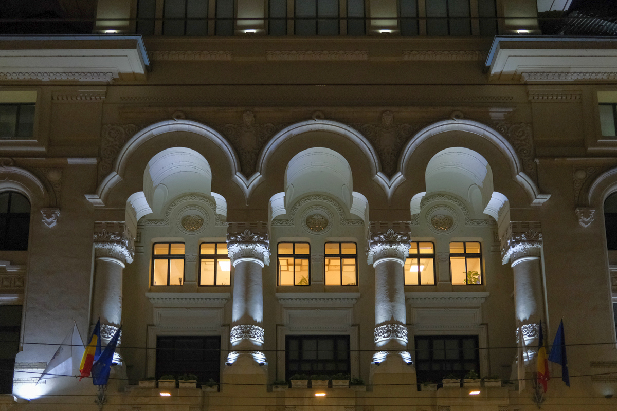 Economie la curent, doar în declarații. Instituțiile publice din România sunt luminate ca la festival