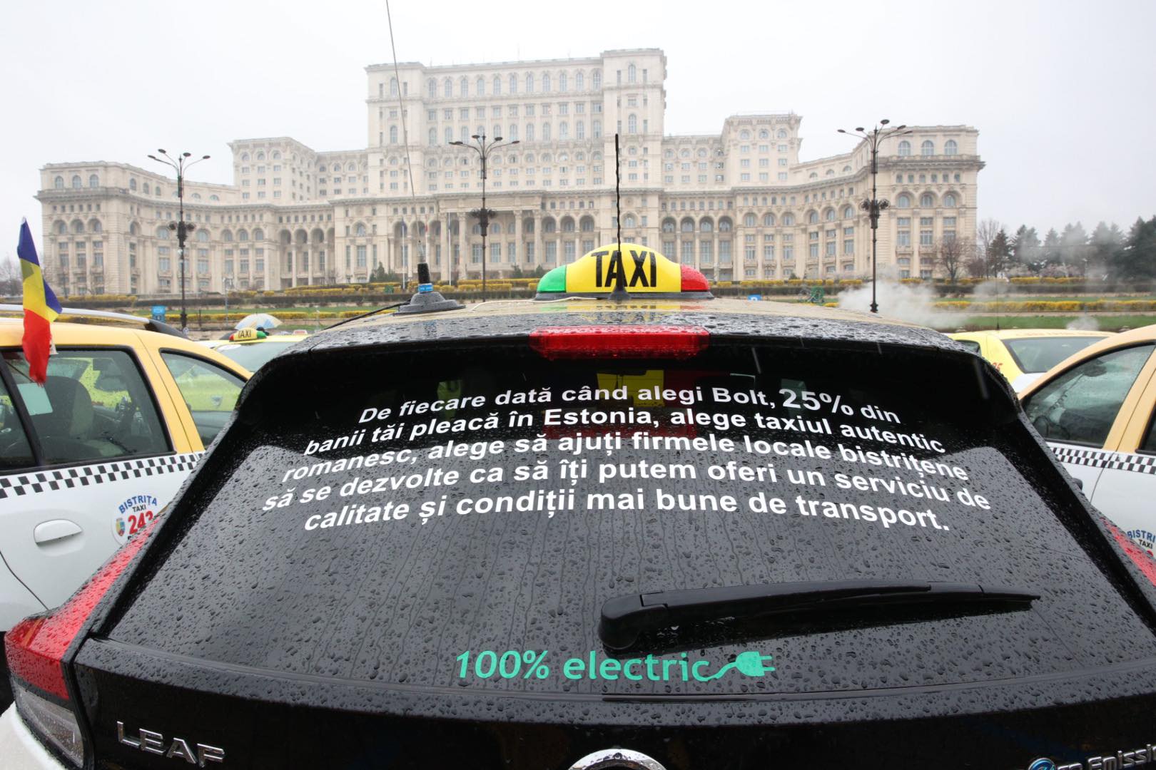 Taximetriștii continuă protestele în Piața Constituției din București. Cer în continuare fiscalizarea Uber și Bolt