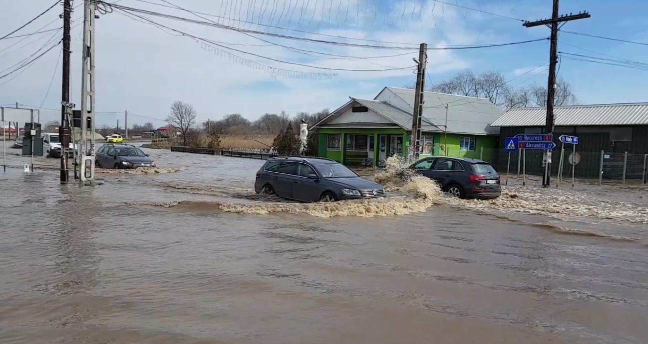 VIDEO&FOTO. Pagube uriașe după inundațiile din Teleorman. Sute de gospodării sunt afectate. Oamenii, evacuați din calea apei