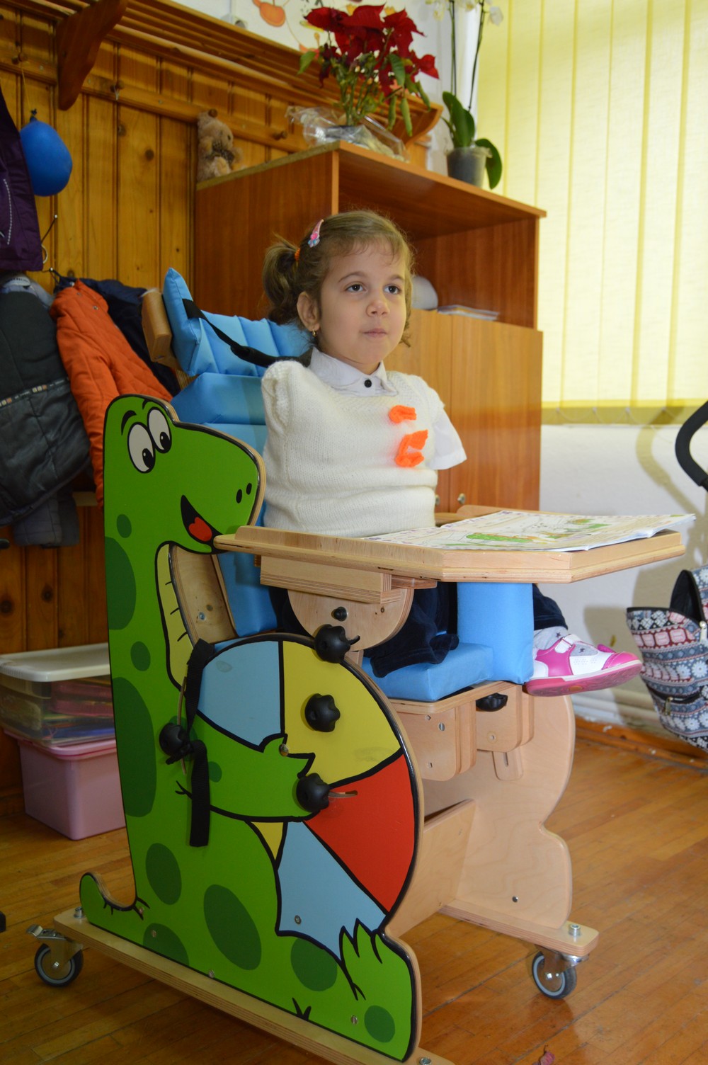 EXCLUSIV/ Delia, fetița care în pofida handicapului grav merge la o școală obișnuită, s-a integrat bine în colectiv: "Îmi place mult la școală"/FOTO