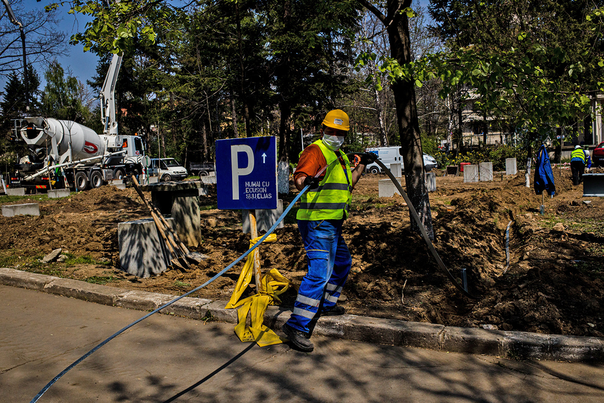 FOTOREPORTAJ | Cum construiește Asociația Dăruiește Viață un spital modular pentru bolnavii de COVID-19 în curte la Elias