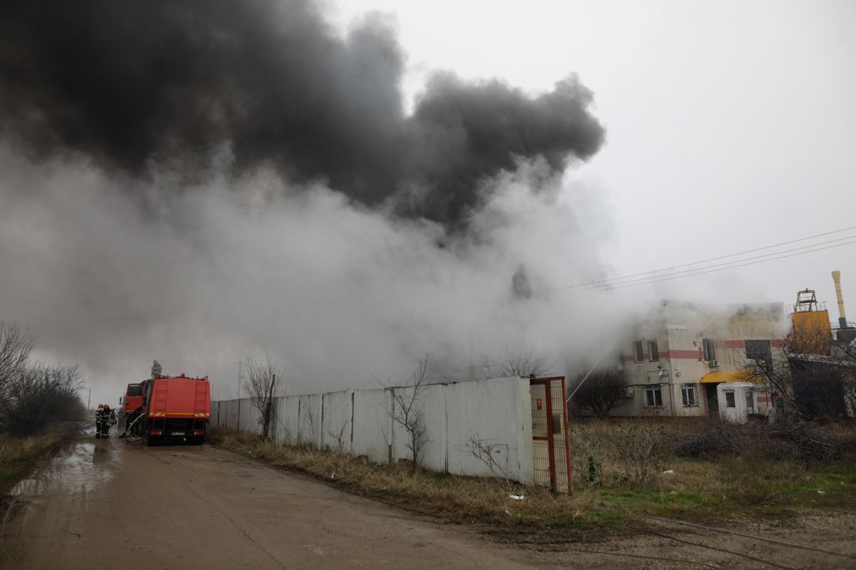 Incendiul de lângă Capitală e sub control, anunță ISU. A fost redus efectivul pompierior