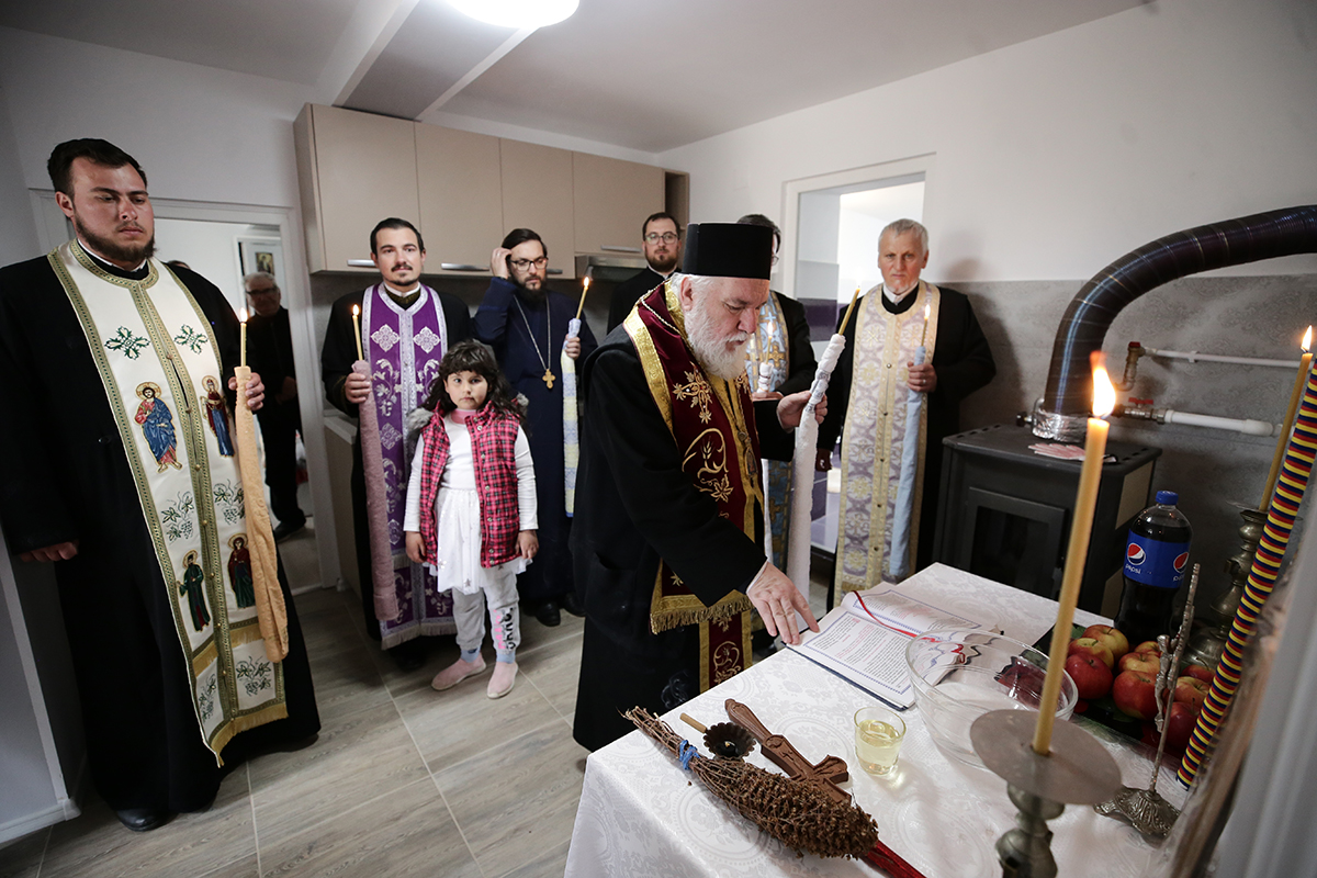 Fața discretă a Bisericii. Miracolul făcut de un preot și de oamenii dintr-un sat din Tulcea pentru o fetiță sărmană de 8 ani: „Roz a vrut, roz a ieșit!”