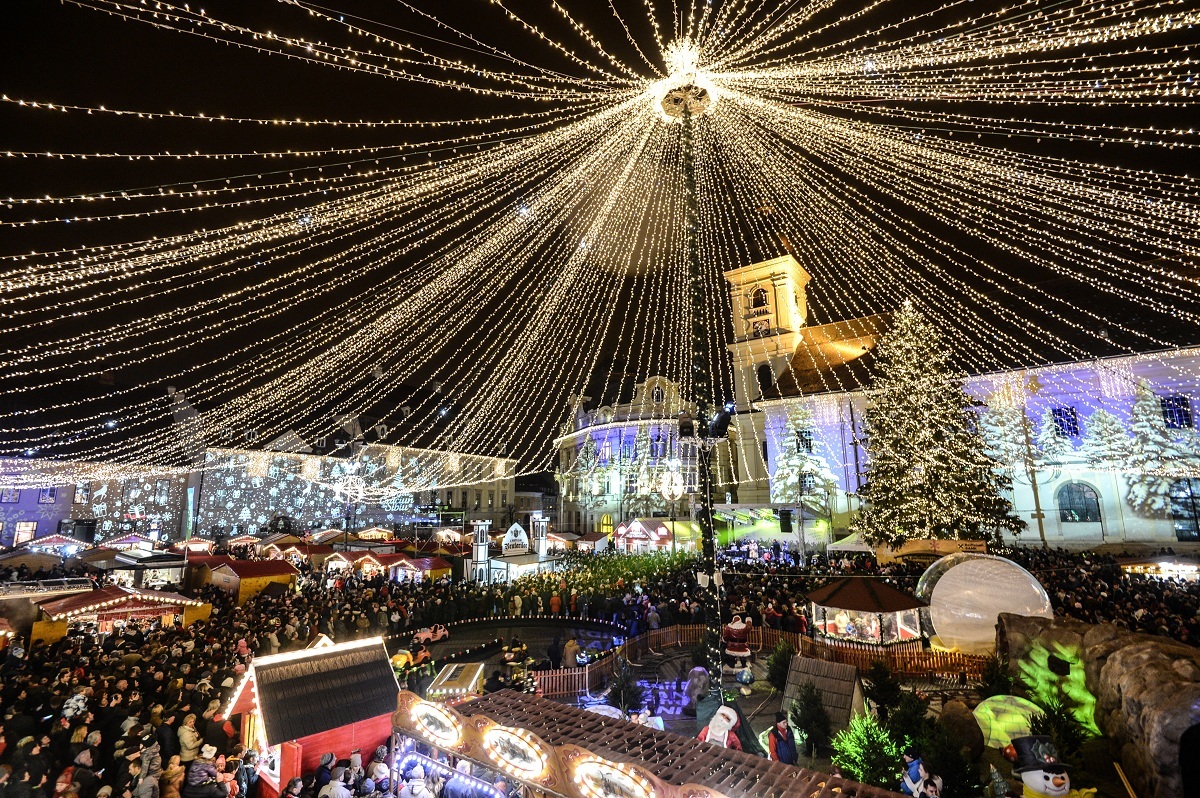 Târgul de Crăciun din Sibiu a început. Proiecția grandioasă din Piața Mare, urmărită de peste zece mii de oameni