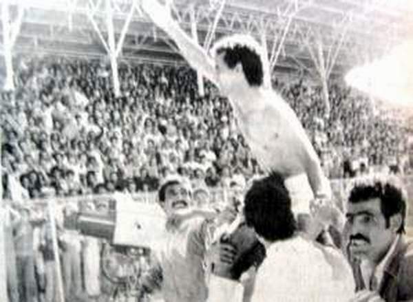 Algerianul Belloumi, fotbalistul care a inventat no look pass, un coleg de scenă al lui De Funes, Zidane și Madjer au mai bătut Germania în meciul de deschidere al grupei, la CM 1982
