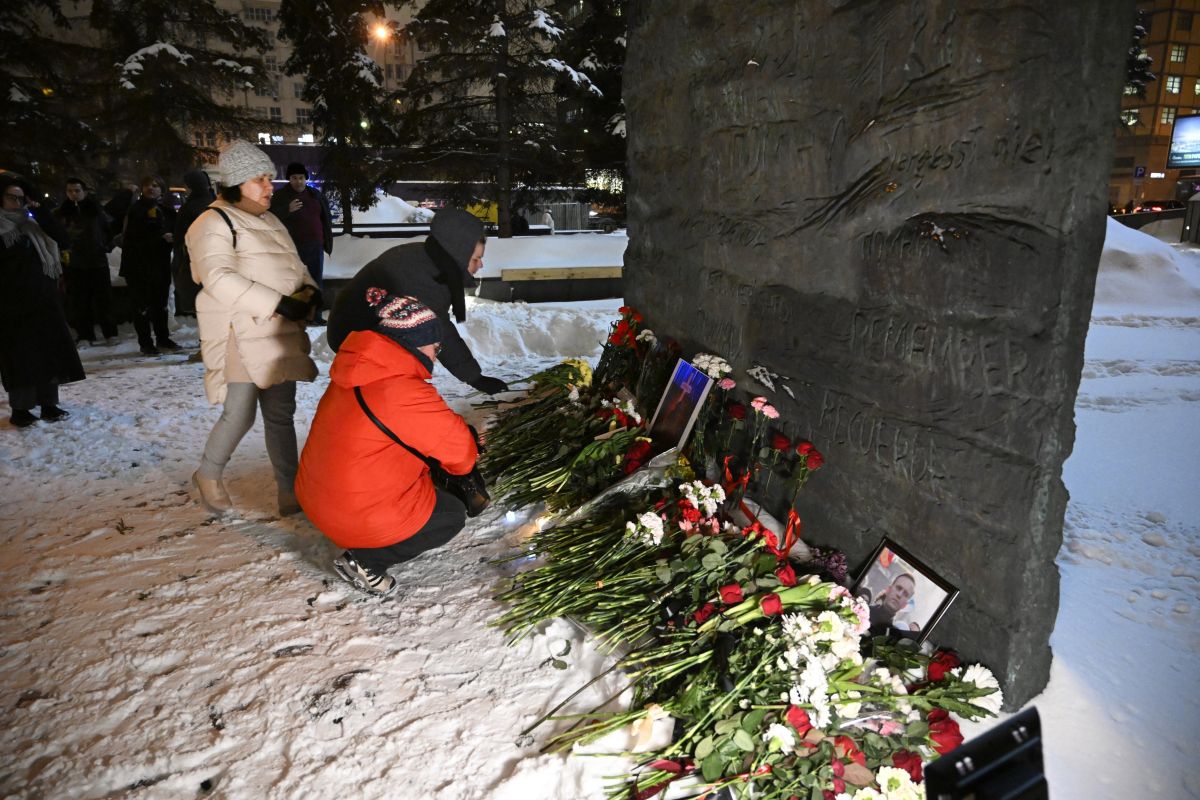 Peste 200 de rețineri în Rusia în urma protestelor tăcute. Oamenii au depus flori în memoria lui Aleksei Navalnîi, în mai multe orașe - UPDATE