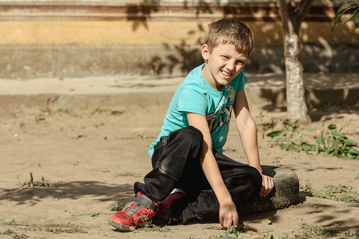 REPORTAJ. Noul proiect caritabil al părintelui Balaban: casă renovată pentru o familie cu patru copii, dintre care unul bolnav