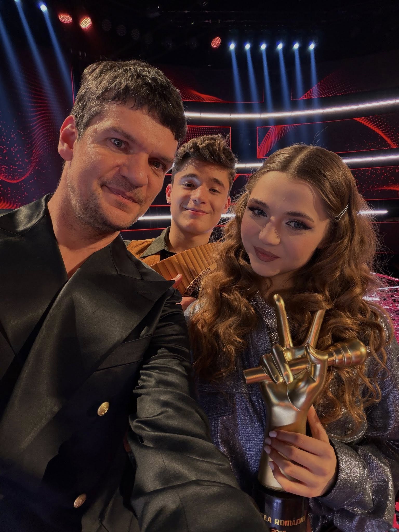 Tudor Chirilă, gest ironic față de Smiley în finala „Vocea României”. Fanii sunt revoltați, după ce trofeul a ajuns a opta oară în echipa artistului