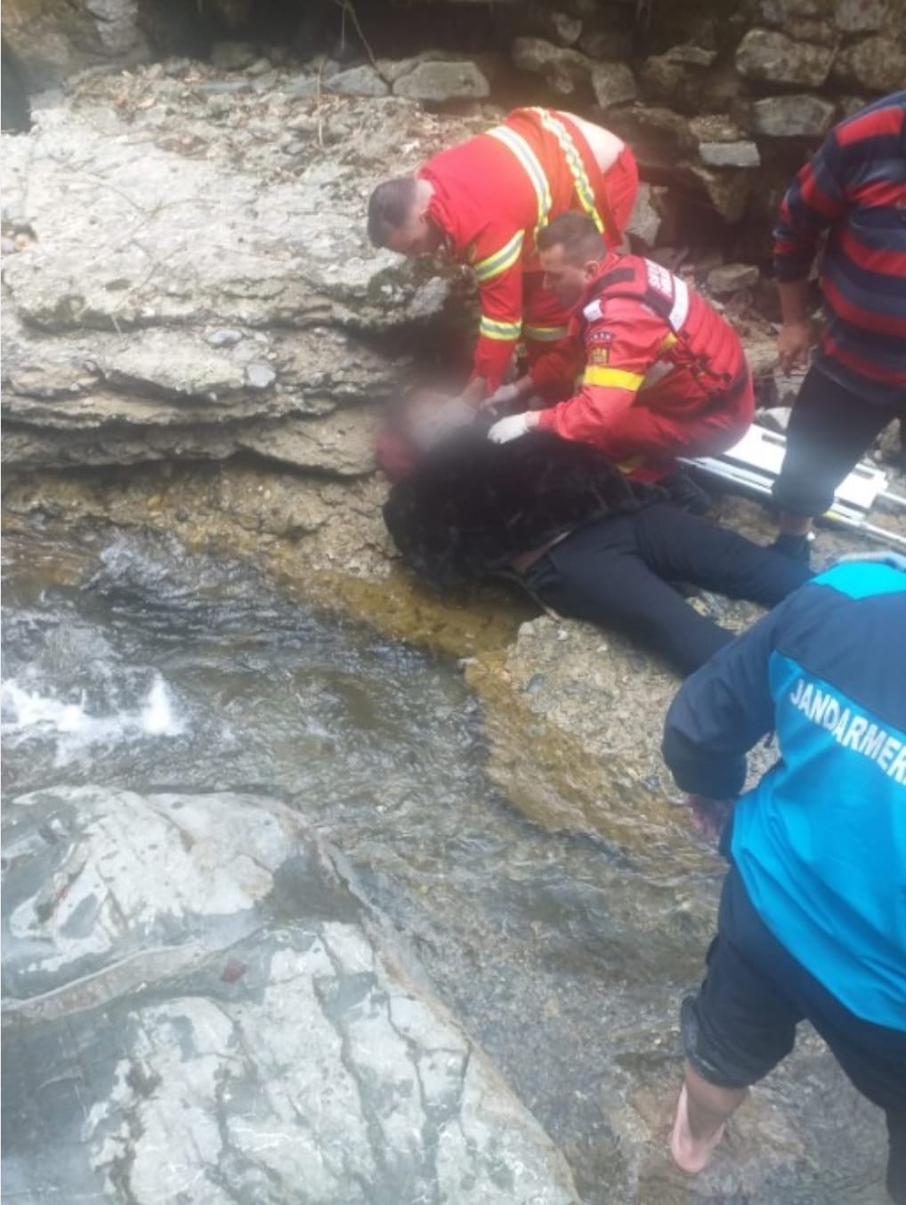 Un bărbat din Curtea de Argeş, recuperat de salvatori după ce a căzut în Canionul Valea lui Stan