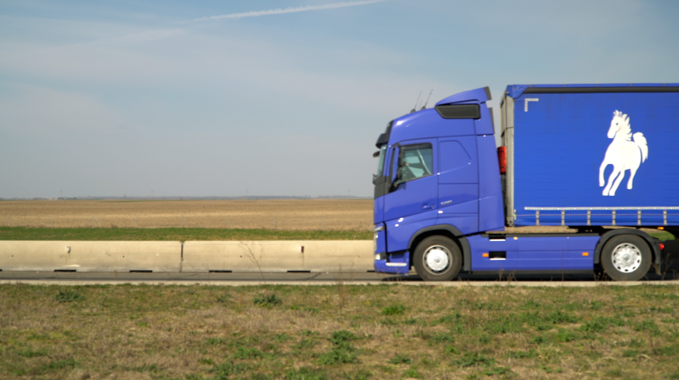 Șoferii de TIR care străbat Europa, prin mijlocul pandemiei, cu orice risc. „Dacă ne oprim și noi, atunci chiar că se oprește lumea!”