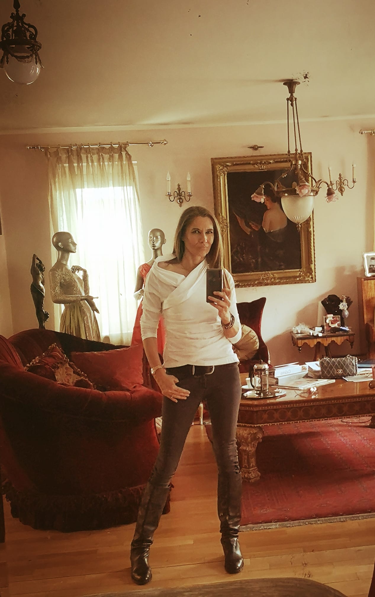 Imagini cu casa în care locuiește Romanița Iovan. Are mobilier unicat în vila de lux din Primăverii