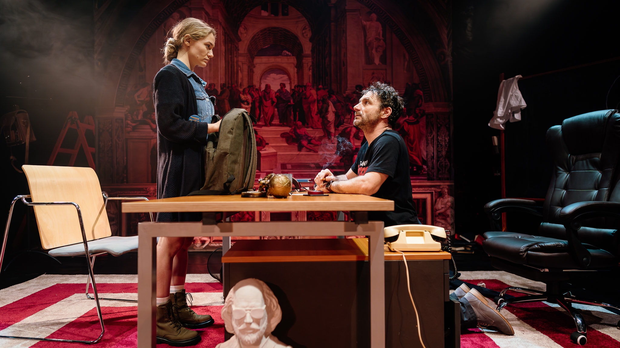 INTERVIU | Abuzul de putere dintre un profesor și o studentă, explorat într-un spectacol de teatru: „Pune sub lupă responsabilitatea actului educațional”
