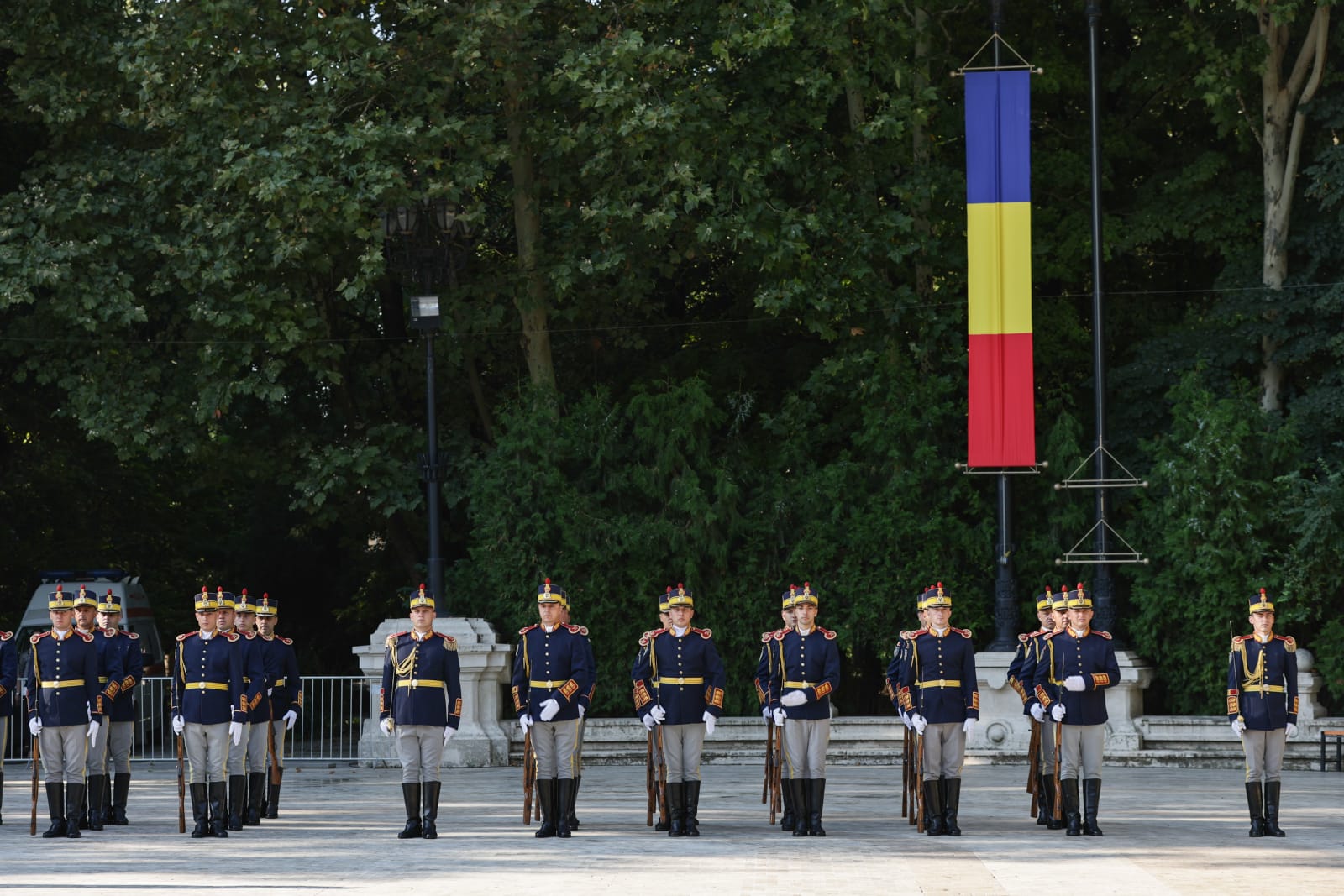 Funeralii de stat pentru Ion Iliescu. Ultimele omagii aduse în fața sicriului fostului președinte, în Sala Unirii, la Palatul Cotroceni