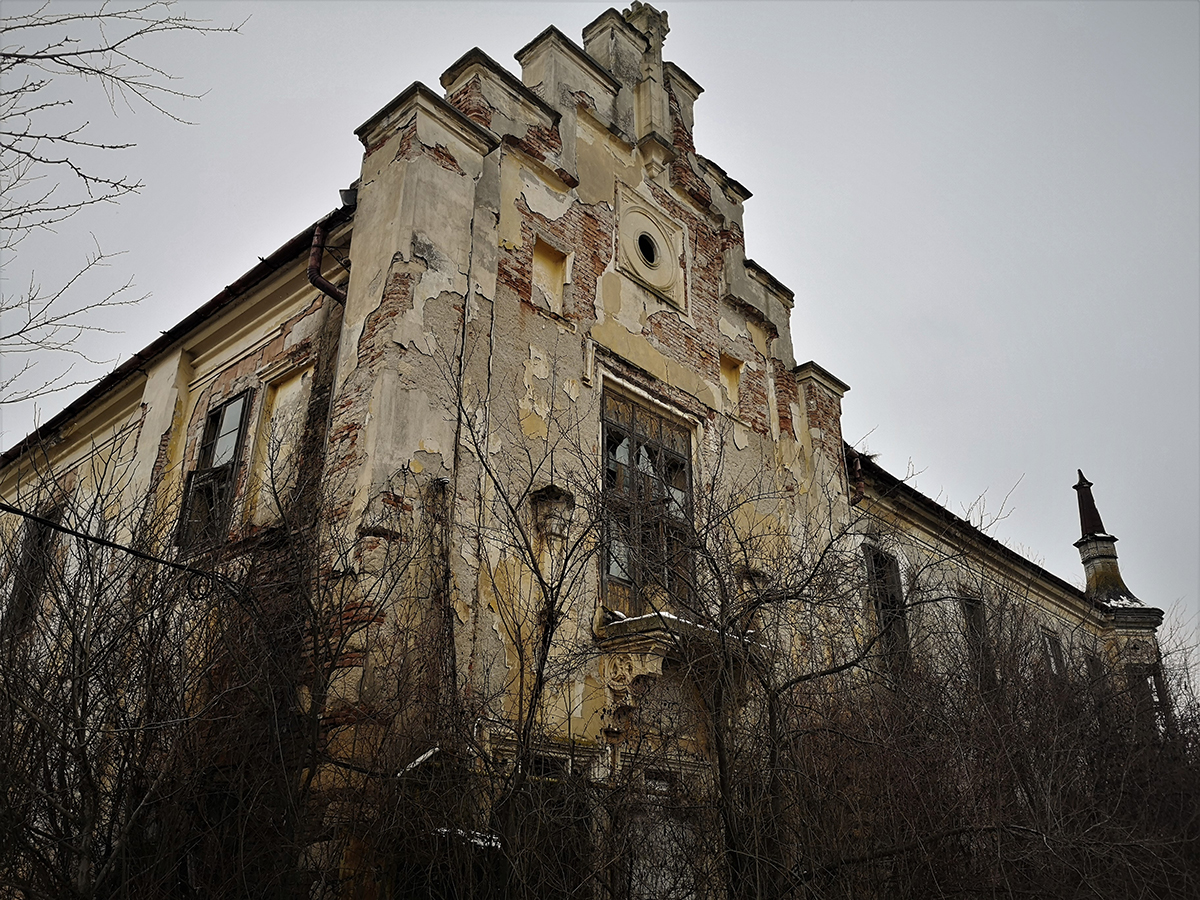 REPORTAJ. Un castel vechi de secole, din Ardeal, lăsat în voia sorții de beneficiarii retrocedării și de autorități: „Nu sunt fantome aici, doar sărăcie!”