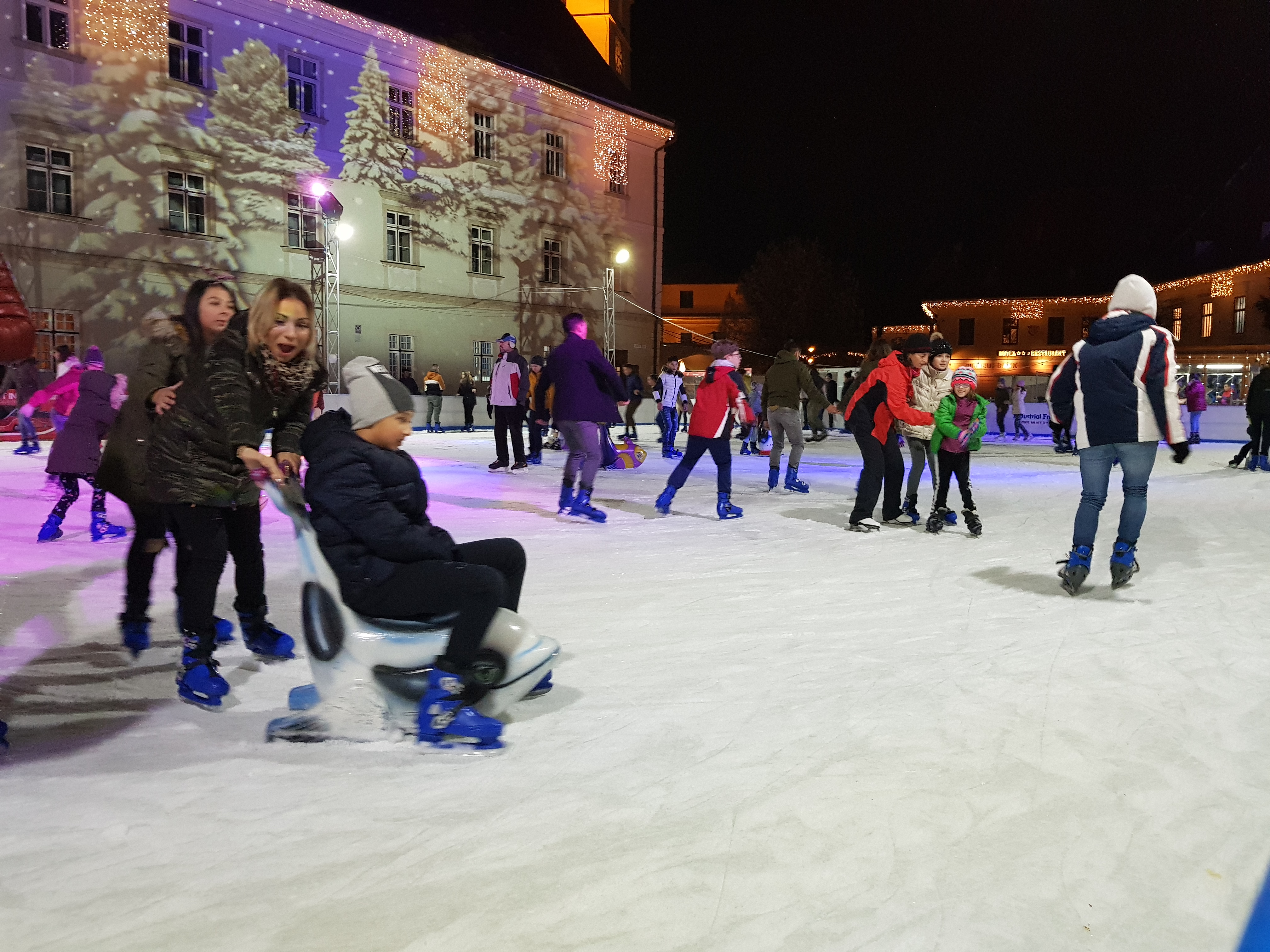 VIDEO&FOTO/ Mii de vizitatori la Târgul de Crăciun din Sibiu, la sfârșitul săptămânii trecute. O bucată din Viena, la prețuri de România