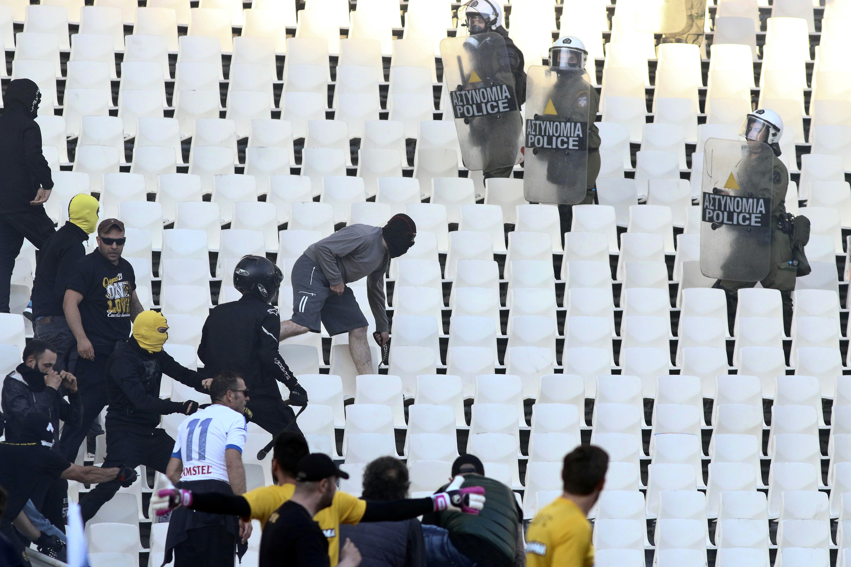 Finala Cupei Greciei, PAOK Salonic - AEK Atena 2-0. Primul trofeu pentru Răzvan Lucescu în Grecia. Mașini incendiate și focuri de armă! | FOTO&VIDEO