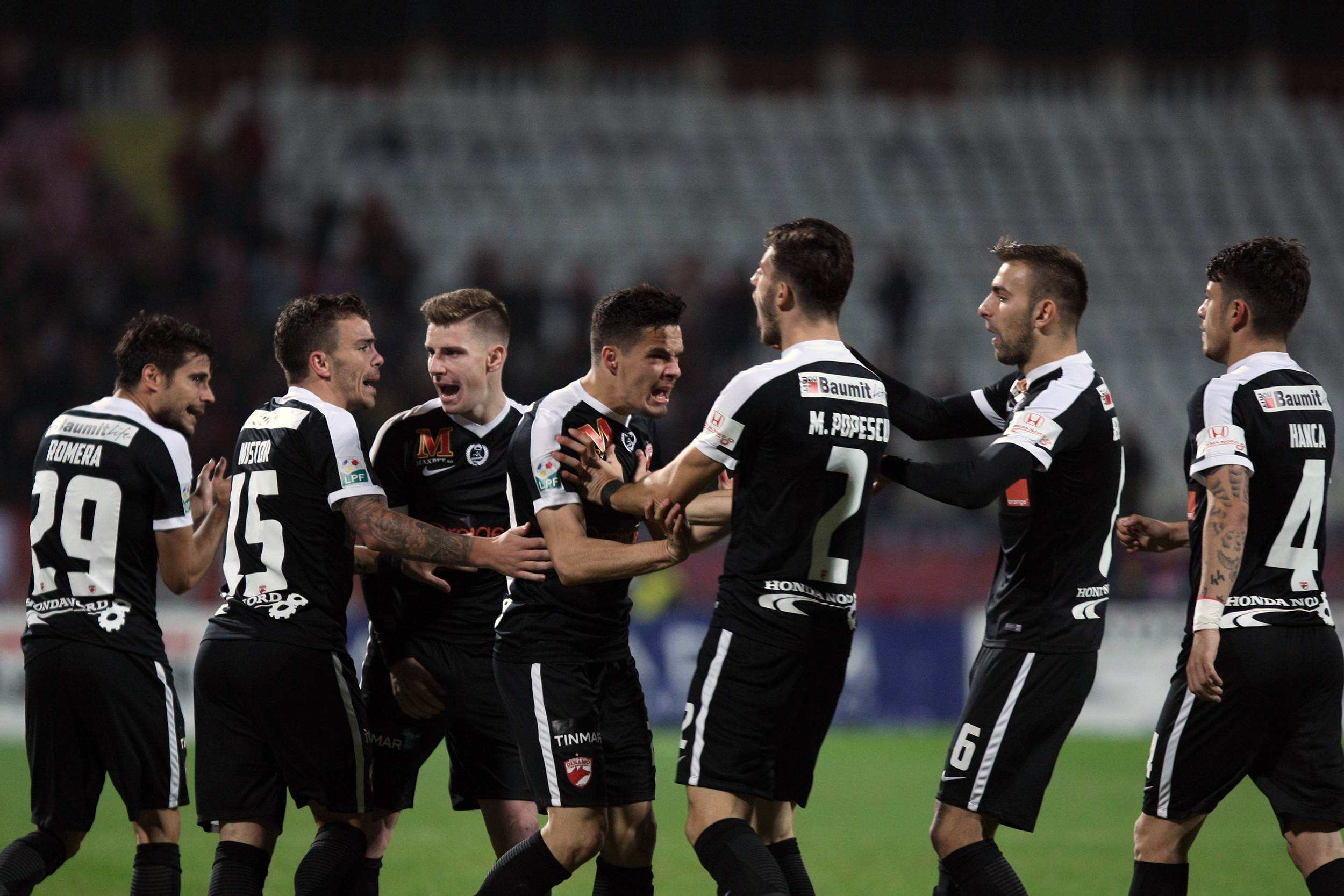 Liga 1, etapa 13. Dinamo - Pandurii 4-0. Autogol incredibil Lazar, ”dublă” Lazăr, plus Palici. ”Câinii”, în negru, în memoria lui Titi Frățilă. Fanii i-au cerut demisia lui Ando / VIDEO