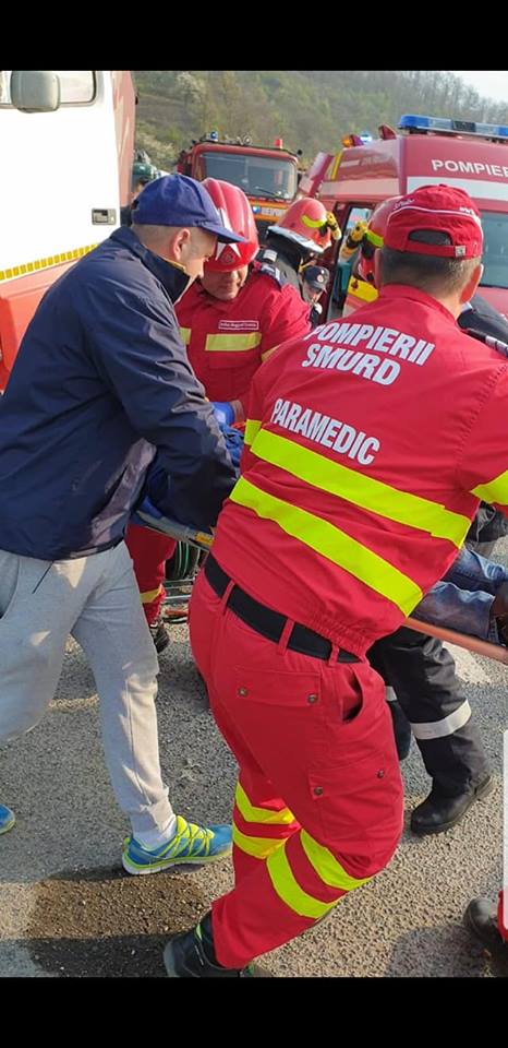Șofer prins sub TIR-ul pe care îl repara, într-o parcare din Hunedoara. Operațiunea de salvare a fost una dificilă (FOTO)