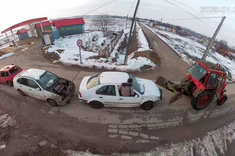 Kocsiból kilógó utast és guruló horrorkaravánt vett fel egy kamera Kecskemét mellett