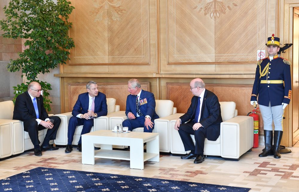 VIDEO & FOTO / Prinţul Charles, în România. Moștenitorul Coroanei Britanice a fost decorat de președintele Klaus Iohannis