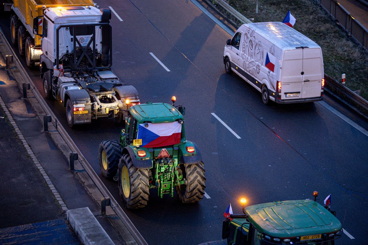 Protest al fermierilor din Cehia față de politicile agricole ale UE. Tractoare, în centrul orașului Praga