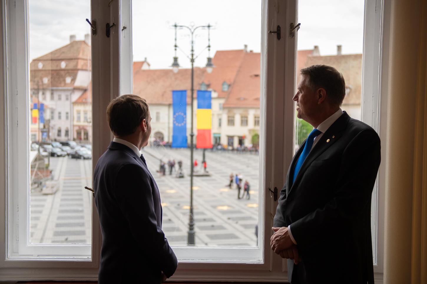 VIDEO | Emmanuel Macron și Klaus Iohannis au avut o întâlnire bilaterală la Sibiu, în fostul birou de primar al președintelui român