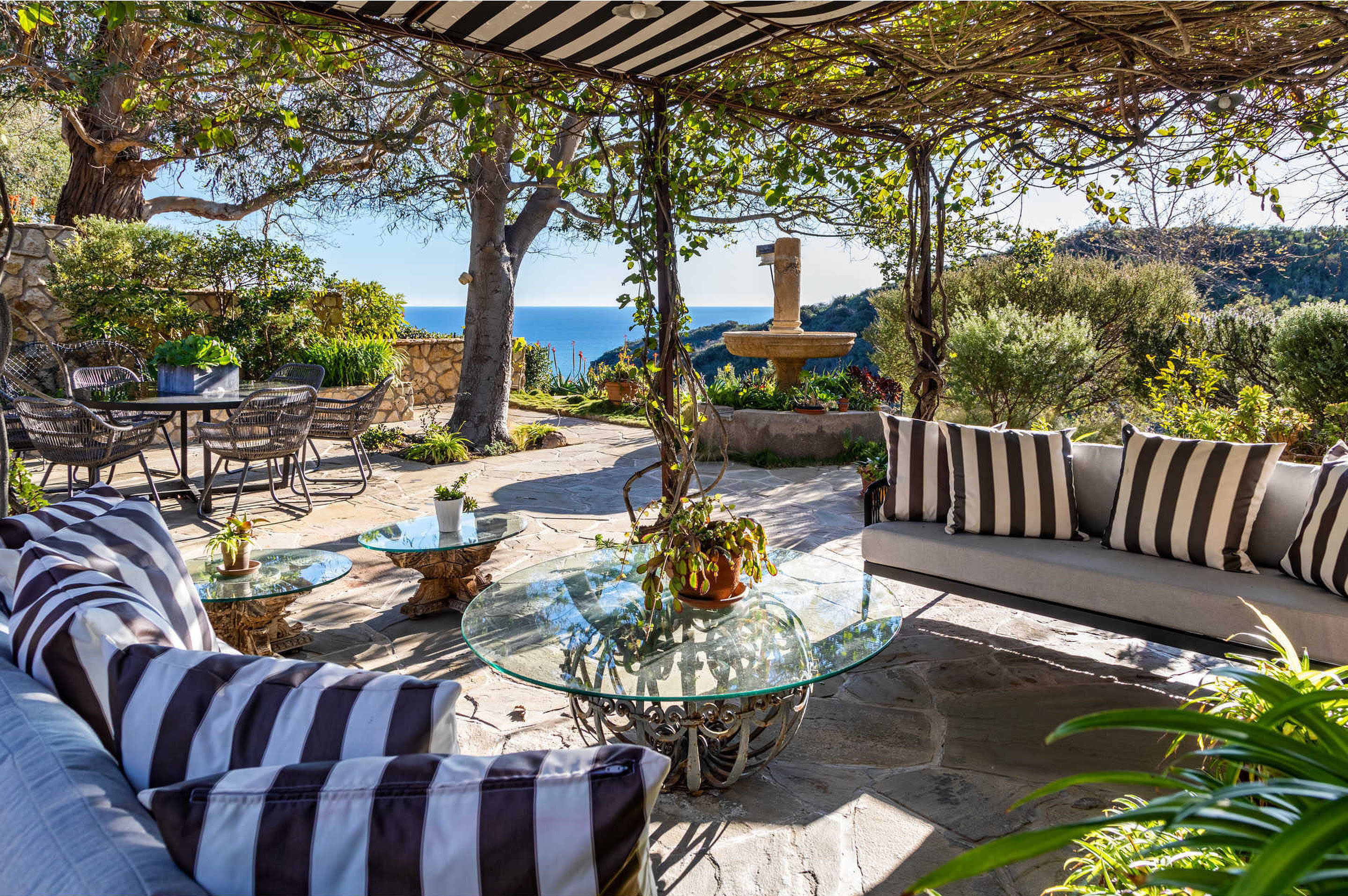 Prințul Harry și Meghan Markle au cumpărat casa lui Mel Gibson din Malibu. Cât au plătit ducii de Sussex pe vila cu vedere la ocean
