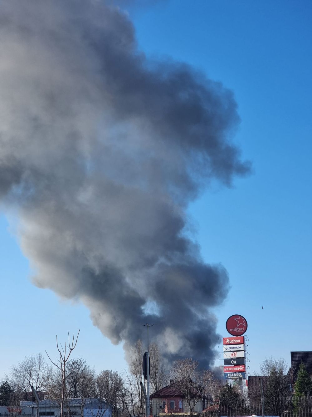 Incendiu puternic la un depozit de pe Bulevardul Iuliu Maniu din București. A fost emis un mesaj RO-Alert