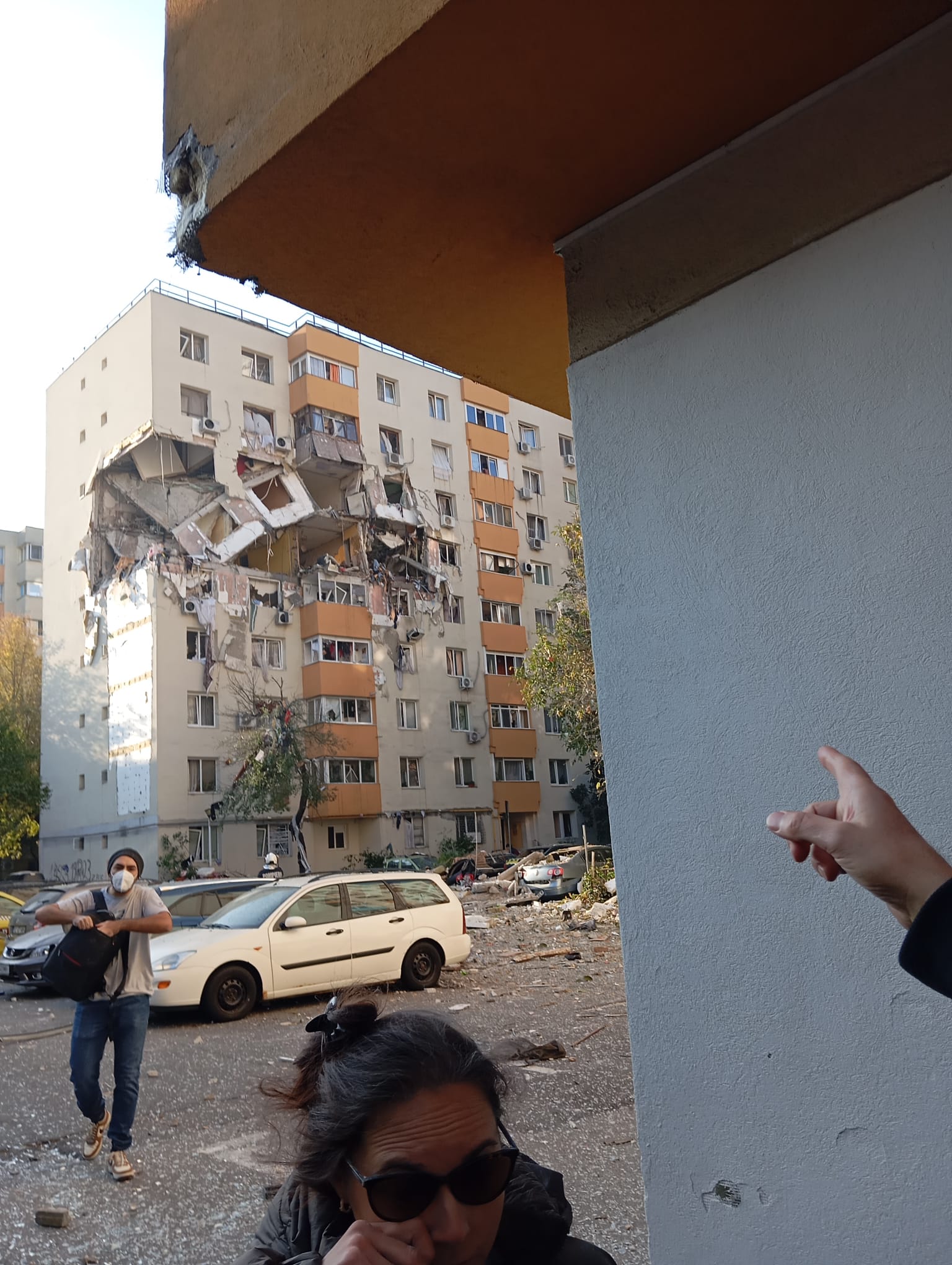 Filmul complet al exploziei care a omorât trei oameni și a rănit alți 20 într-un bloc din București