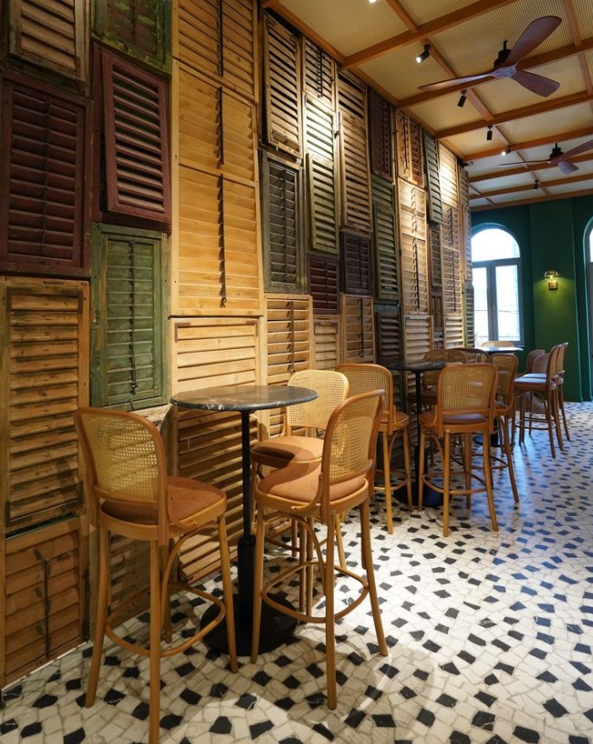 Cât costă un fel principal de mâncare la restaurantul Sânzianei Negru. Limonada e 20 de lei, iar un espresso 12 lei