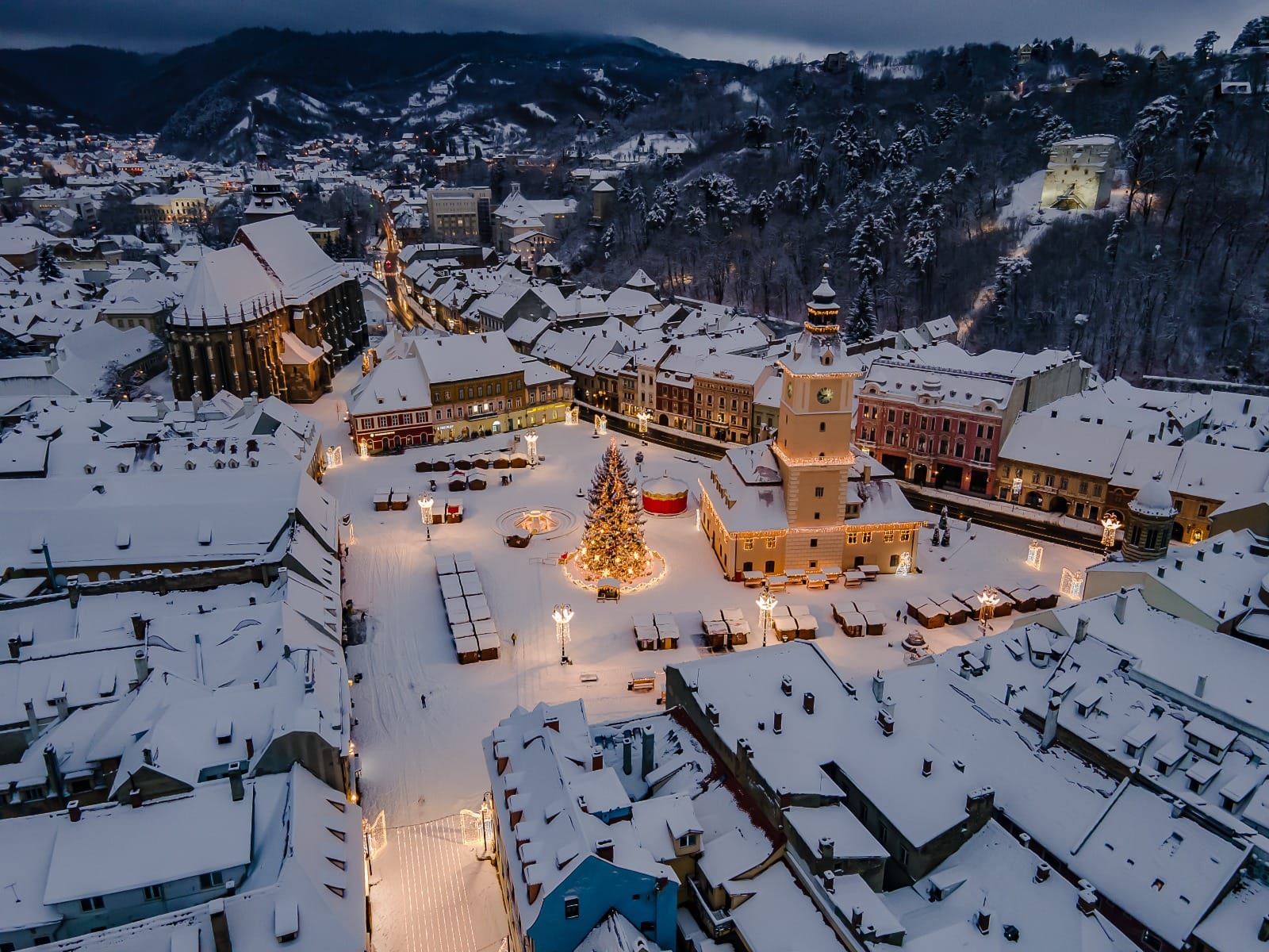 Târgul de Crăciun Brașov 2024. Căsuțe cu produse tradiționale, dar și cel mai înalt brad de Crăciun natural din România