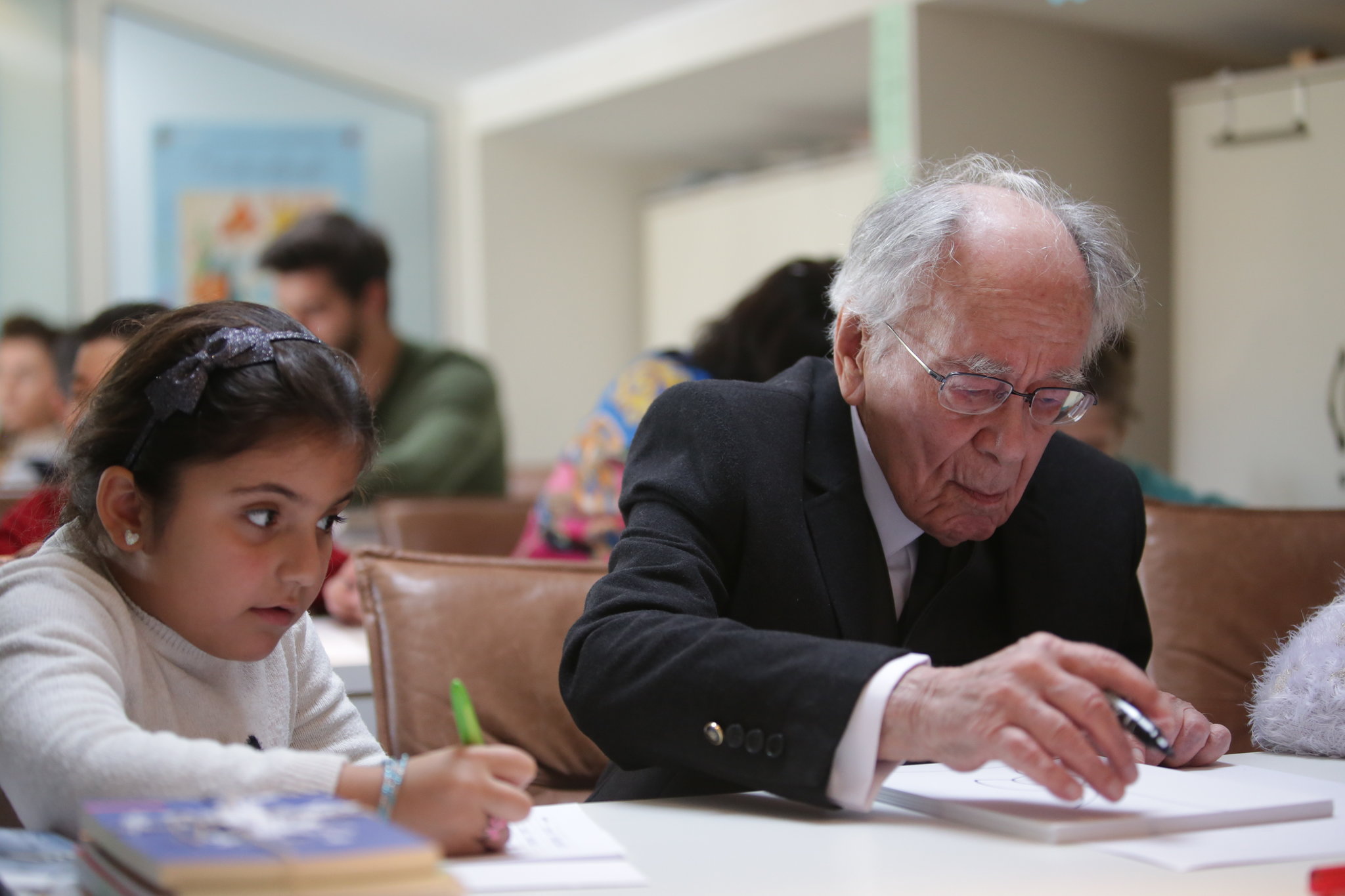 GALERIE FOTO / "Ora de Caligrafie", pentru copiii din familii de refugiaţi. Mihai Șora și Medeea Marinescu, printre invitați