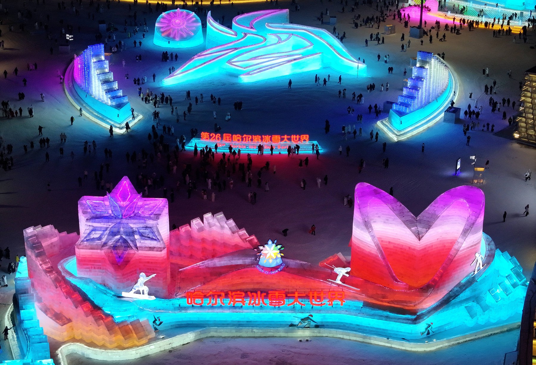 „Orașul de gheață” din China. Imagini uimitoare cu sculpturile de la Festivalul Gheții și Zăpezii din Harbin