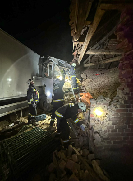 Victoria a scăpat după ce un camion de 30 de tone a intrat în dormitorul ei și l-a dărâmat: „Parcă a picat o bombă peste casă. Un miracol că a supraviețuit fără nimic rupt”
