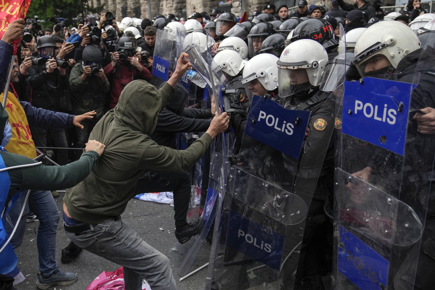 Val de proteste de 1 Mai în Europa: „Opriți războiul, măriți salariile”. Stare de asediu la Istanbul şi ciocniri violente în Franţa. Manifestații și în Grecia. Sute de persoane, arestate