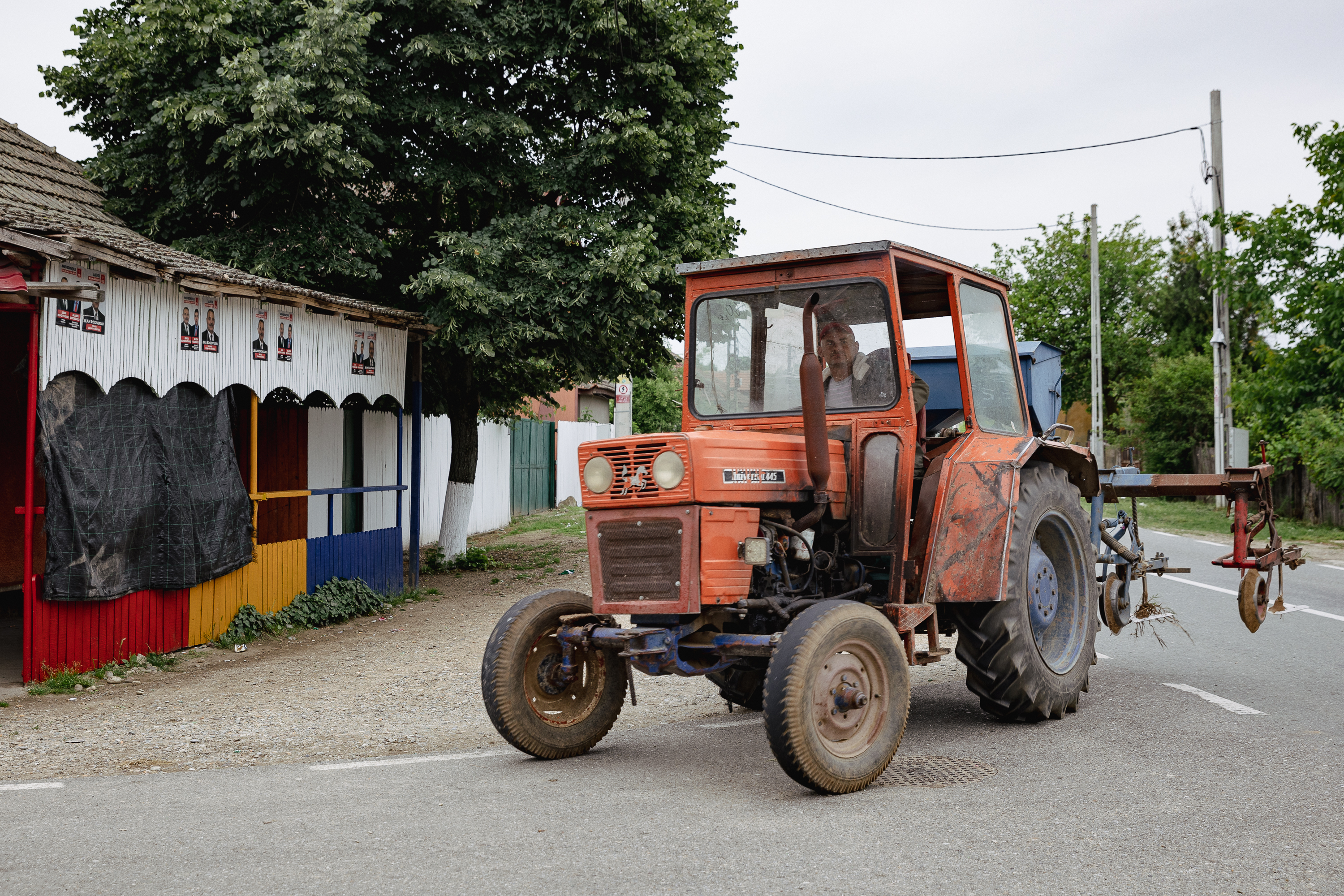 REPORTAJ | Pulsul campaniei în comuna din Mehedinți unde doi foști soți candidează la primărie: „Să mai conducă și muierile! Că poate mai țin și cu muierile! Că oamenii nu țin decât cu oamenii!”