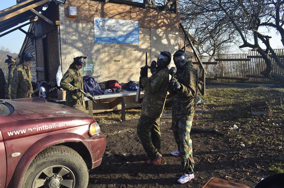 Naționala feminină de handbal a României s-a relaxat la paintball înainte de Trofeul Carpați. Programul competiției | GALERIE FOTO