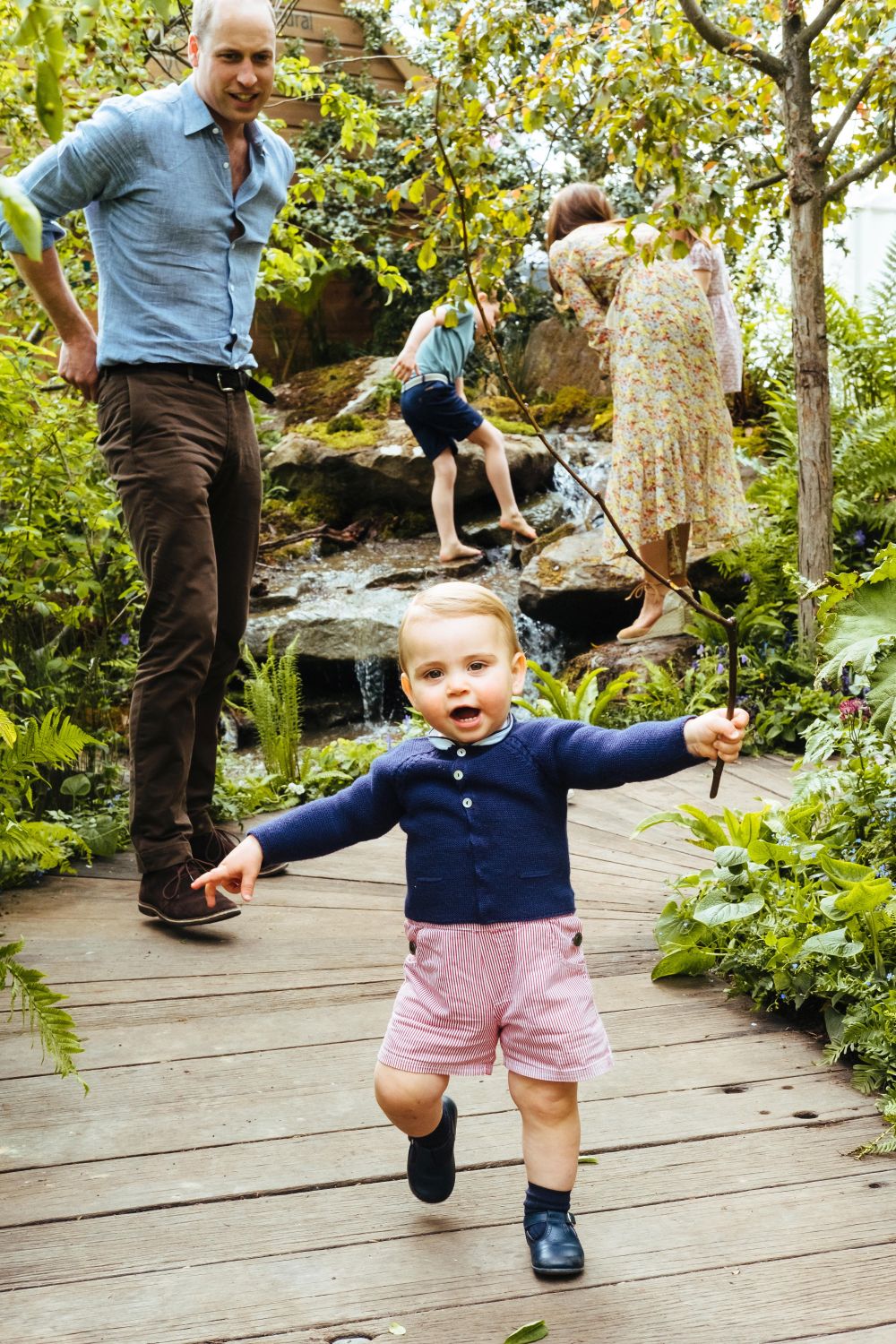 Kate Middleton, fotografii adorabile de familie în grădina pe care a decorat-o. Cum s-a distrat în natură Ducesa de Cambridge, alături de Prințul William și de cei trei copii / FOTO&VIDEO
