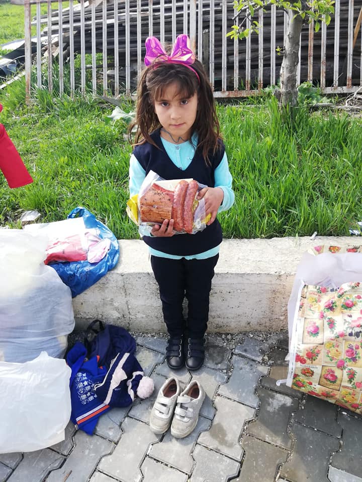 Preotul Damaschin din Iași a dat pachete de Paște pentru 4.000 de copii din familii nevoiașe. „Ne-au ajutat oameni din țară și din străinătate, studenți care au renunțat la banii de buzunar, bunici care au dat din banii de înmormântare”