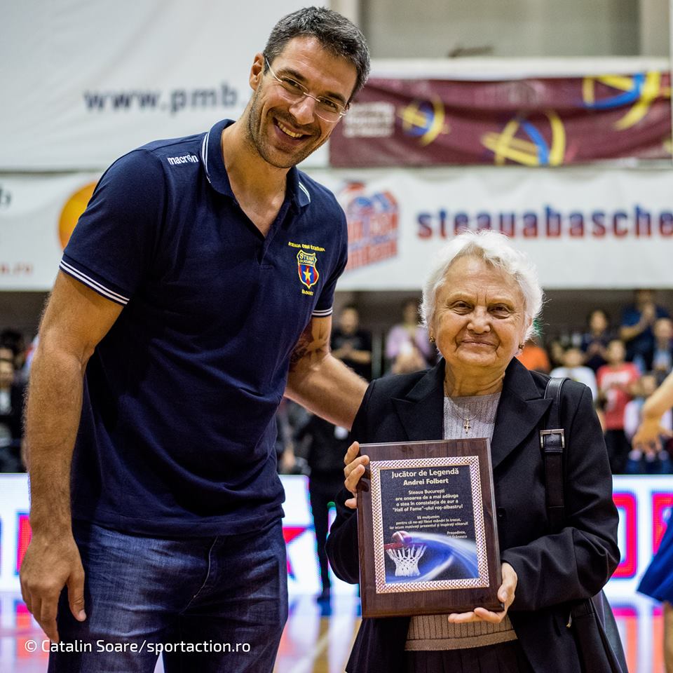 Momente emoționante: Andrei Folbert, inclus în Hall of Fame-ul Stelei. Premiul a fost ridicat de soția Ileana