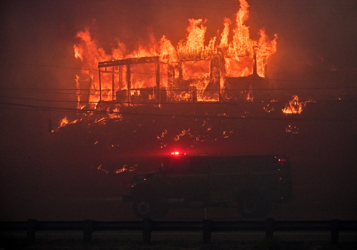 Arde celebrul cartier Pacific Palisades, în care locuiesc Ben Affleck și Kamala Harris. Zeci de mii de oameni fug de flăcări 