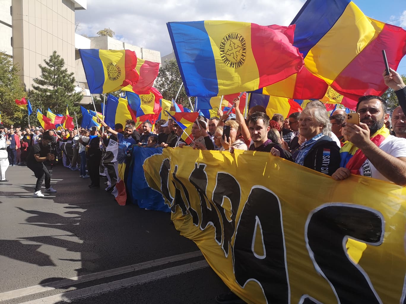 Scandal între taberele Simion și Șoșoacă, la protestul AUR. Manifestanții, despărțiți de jandarmi