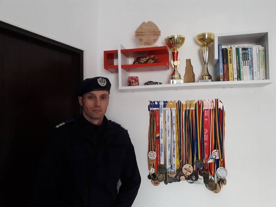 Jandarmul Ionuț Timofte a slăbit 35 de kilograme, iar acum e unul din cei mai buni maratoniști din țară. Lecție de ambiție