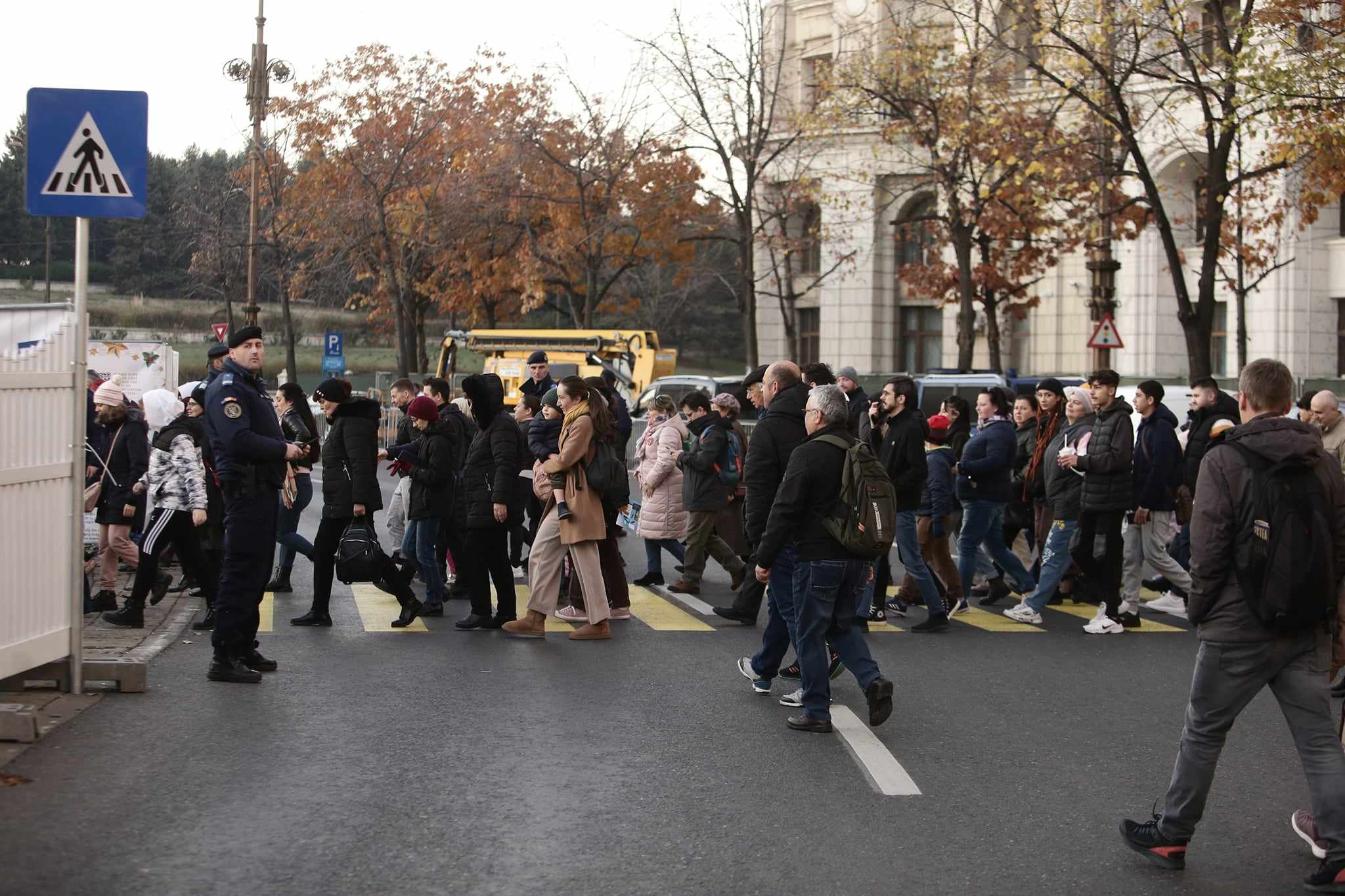S-a deschis Târgul de Crăciun din Piața Constituției. Luminițele, aprinse de trei elevi olimpici | FOTO