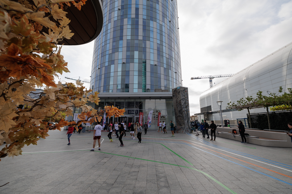 780 de oameni au urcat cele 620 de scări ale Sky Tower, cea mai înaltă clădire din București. Cel mai vârstnic participant a avut 77 de ani: „Merg la sală de cinci ori pe săptămână”